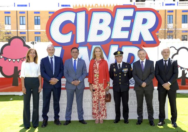 Ciberland llega al Cuartel de Artillería para enseñar métodos para protegerse frente a los riesgos del mundo digital