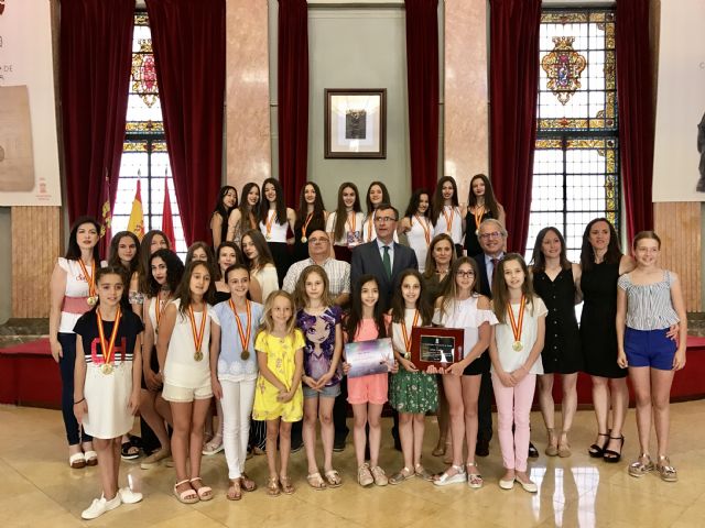 Murcia recibe 'con orgullo' a las campeonas del Club Cronos tras su triple medalla en el Campeonato de España de conjuntos