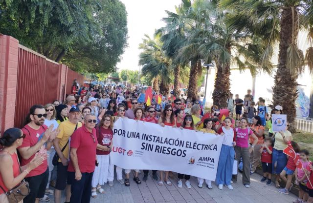 La comunidad educativa del CEIP Santa María de Gracia denuncia el abandono institucional ante el grave riesgo eléctrico del centro