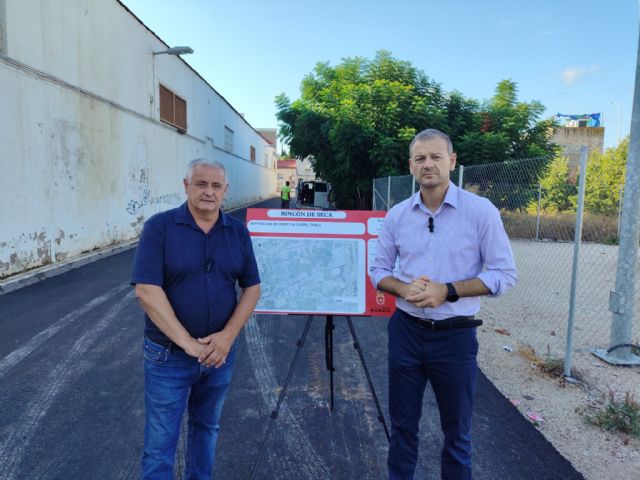 El Ayuntamiento renueva 2.760 m2 de asfalto en el carril de la Civila de Rincón de Seca mejorando el tránsito de la zona