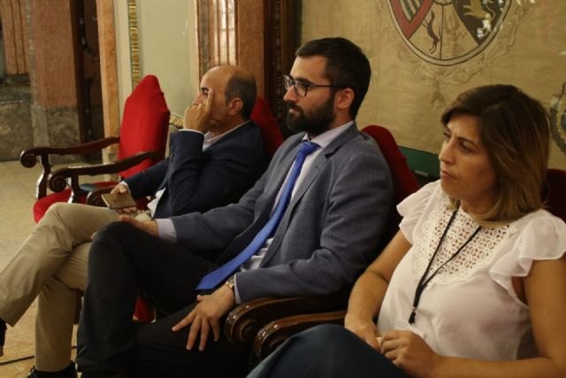 Francisco Lucas: 'Mientras los vecinos de Murcia limpiaban barro, el alcalde se dedicaba a inaugurar jardines en China'