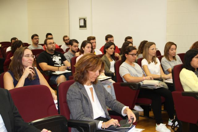 'Leemos mensajes o correos electrónicos, pero hemos perdido la costumbre de leer textos más complejos'