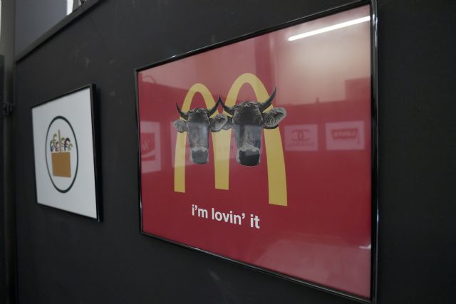 La Universidad de Murcia expone una muestra gráfica sobre reinterpretaciones de logotipos publicitarios