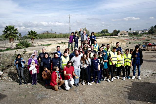 Un día de participación vecinal para mejorar el entorno de La Estación de Beniaján
