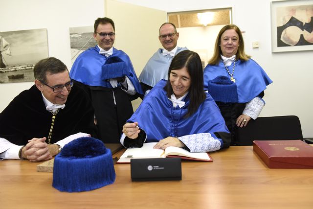 La investigadora María Blasco ingresa en el claustro de la Universidad de Murcia como doctora honoris causa