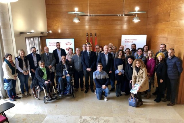 El Ayuntamiento y 14 asociaciones sociales y empresariales se alían en un frente común para crear empleo