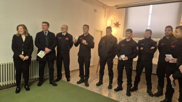 Bomberos del SEIS vuelven a llenar de ilusión a los ni&ntilde;os del centro de acogida Cardenal Belluga con su tradicional visita navide&ntilde;a