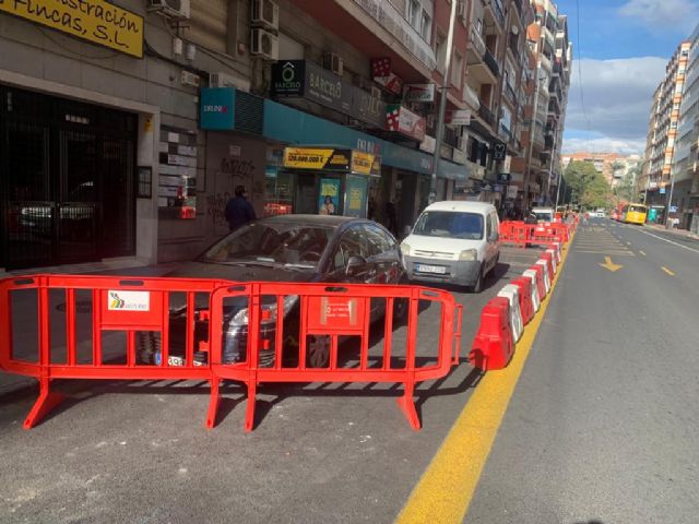 El carril eliminado en Avenida de la Constitución se utiliza como aparcamiento de unos pocos mientras se generan atascos diarios