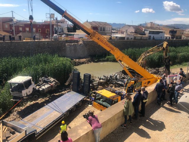 El Ayuntamiento agiliza los trabajos y retira, una semana antes de lo previsto, la hormigonera que cayó en el río
