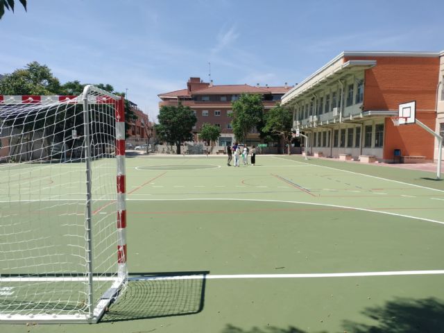 Los 250 alumnos del CEIP Pedro Pérez Abadía de Espinardo estrenan una pista polideportiva renovada y nuevas porterías y canastas