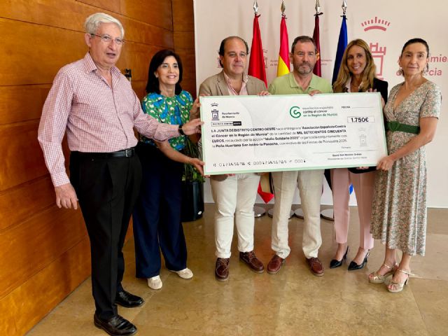 Murcia entrega a la AECC un total de 1.750 euros recaudados en el evento benéfico del 'Moño Solidario'