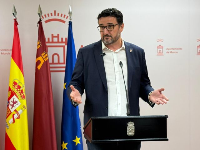 Ginés Ruiz: 'El PP gasta más de 1,1 M&euro; en flores en 2025, más de 636.000 de forma irregular, mientras hay críos asándose en las aulas y calles llenas de baches y suciedad'