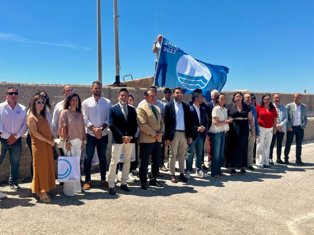 Turismo entrega en Águilas las 41 banderas azules que ondearán en la Región en 2026