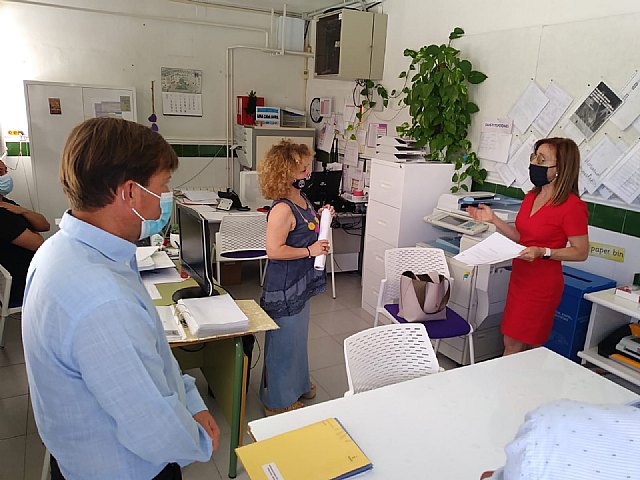 El colegio El Puntal se prepara para el inicio de curso con trabajos de pintura en varias de sus estancias interiores y exteriores