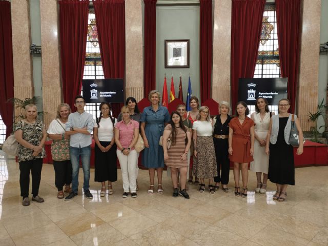 Alumnos del curso 'Operaciones Auxiliares de Servicios Administrativos y Generales' visitan el Salón de Plenos