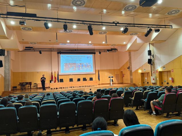 La Policía Local de Murcia acerca su labor a los estudiantes internacionales en el Campus de Espinardo
