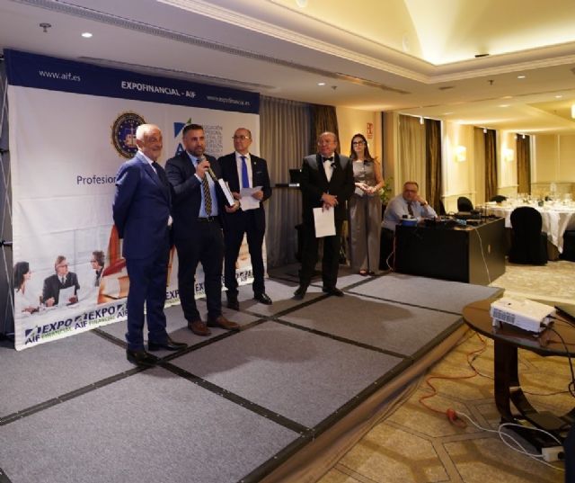 Expofinancial AIF premia a la presidenta de la UCAM