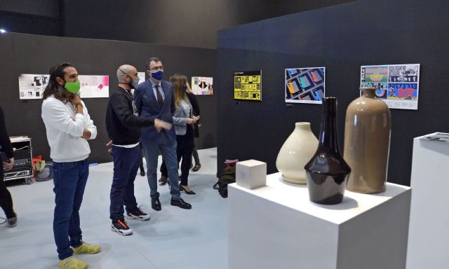 Maniquís, paneles y prototipos muestran las obras finalistas de Moda y Diseño Gráfico del CreaMurcia en el Centro Puertas de Castilla