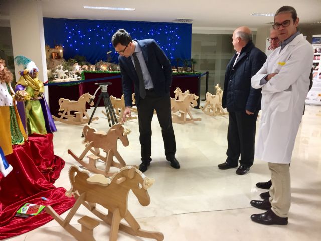 La Escuela Taller del Ayuntamiento dona 42 caballitos de madera al área materno-infantil de La Arrixaca