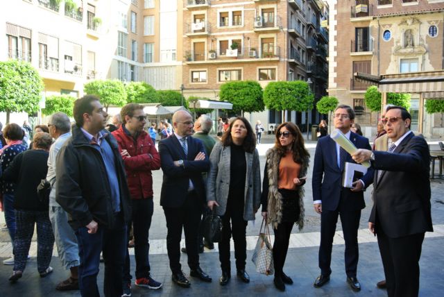 Técnicos municipales revisan las distintas calles que recorrerán las procesiones de Semana Santa