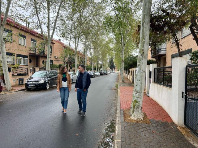 La renovación de más de 4.000 metros cuadrados de asfalto mejora la seguridad vial en Los Garres y La Alberca