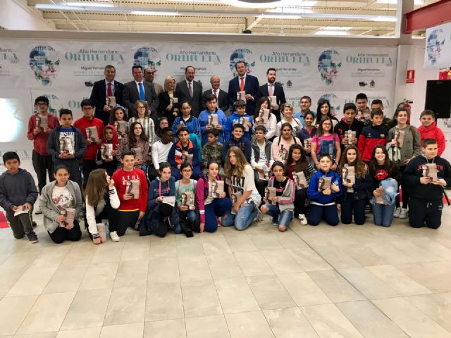Guillén asiste a la inauguración del espacio dedicado a Miguel Hernández en Carrefour Zaraíche