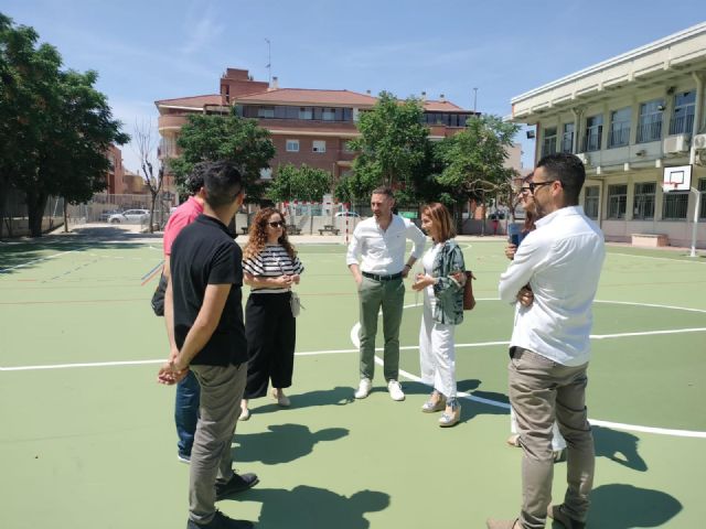 Un total de 65 centros educativos del municipio se benefician de actuaciones de reparación y mejoras en pistas deportivas