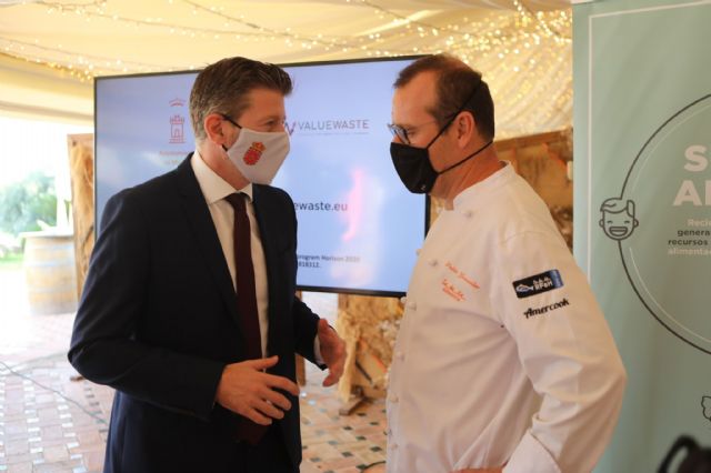 El cocinero Pablo González elabora recetas con harina de insecto, dentro del proyecto europeo Valuewaste