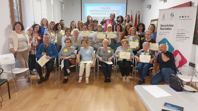 El proyecto del Ayuntamiento de Murcia 'Historias que conectan', galardonado en los Premios Mayores Región de Murcia unir a distintas generaciones en El Palmar