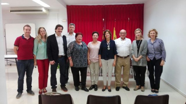 La Junta Municipal Este ha hecho entrega de libros y material escolar a los cinco colegios públicos del distrito para alumnos con necesidades económicas