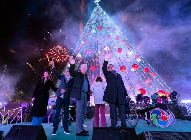 El Gran Árbol de la Navidad brilla como nunca con los niños Aladina