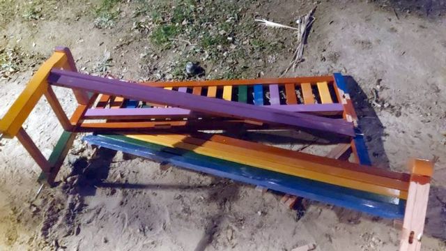 IU-Verdes Murcia denuncia que han vuelto a destrozar mobiliario urbano a causa de la bandera LGTBI