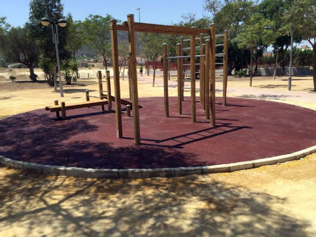 Los operarios de Parques y Jardines revisan las 30 zonas de calistenia de la ciudad y las pedanías