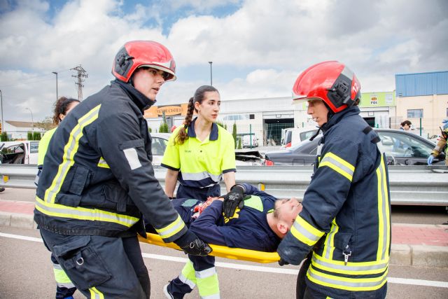 Estudiantes de la UCAM participan en un simulacro de accidente con múltiples víctimas en la Escuela de Bomberos de Murcia