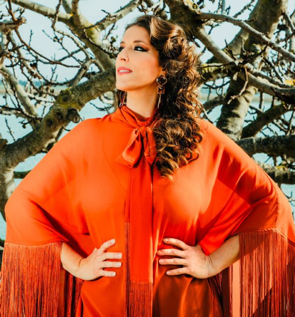 La Plaza del Cardenal Belluga se convierte en el escenario de la artista ´Argentina´ que presenta su nuevo disco tras su éxito en la Semana Cultural Española en Cuba