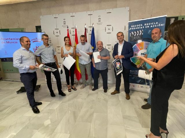 El ecocine y los talleres llegan a barrios y pedanías para amenizar las tardes y noches de verano