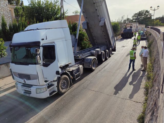 El Ayuntamiento renueva más de 2.200 m² del firme de calzada en La Arboleja, mejorando la seguridad de usuarios