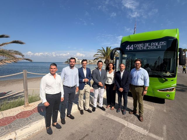 La Comunidad mejora este verano el transporte público en La Manga con más autobuses eléctricos y el pago con tarjeta