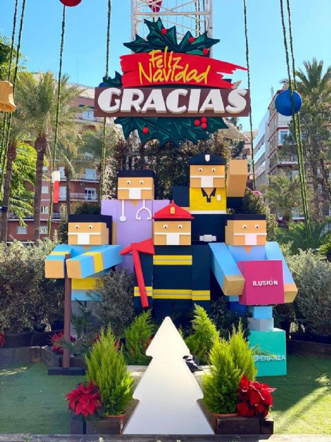 El Ayuntamiento de Murcia rinde homenaje a los profesionales que han combatido la pandemia en el Gran Árbol de Navidad