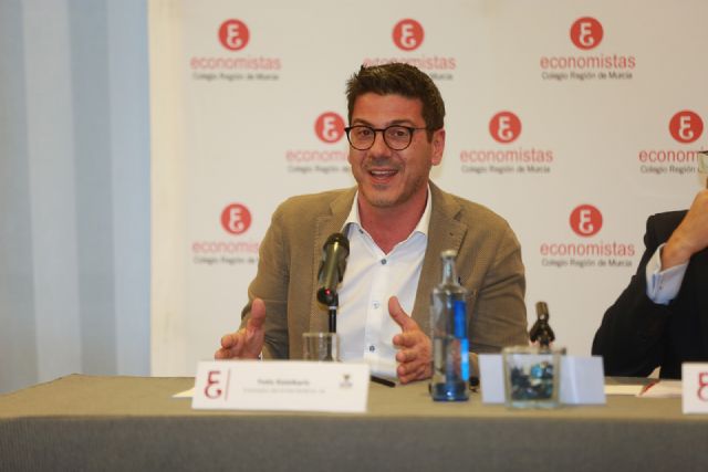 Fotis Katsikaris analiza el liderazgo ante los economistas de Murcia