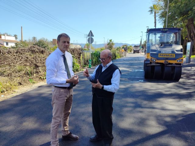 Finalizan los trabajos municipales para renovar el asfalto en varios viales de La Albatalía mejorando la seguridad en más de 2.250 m2