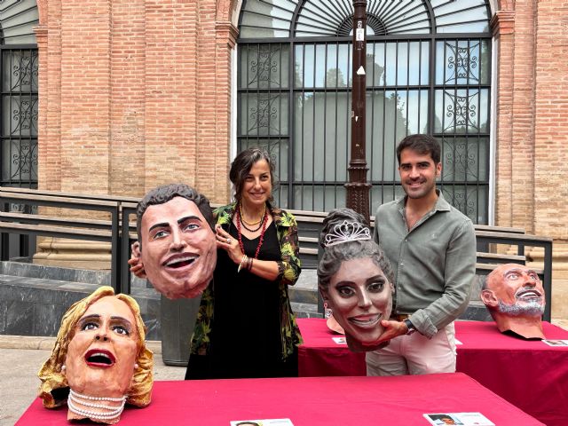 Llegan los diez nuevos cabezudos caricaturizados con los rostros de los personajes más emblemáticos de la Murcia actual que desfilarán en la Feria de Septiembre