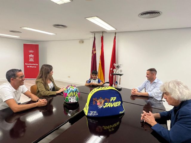 El Ayuntamiento de Murcia recibe a Javier Vigueras, joven promesa del motociclismo murciano