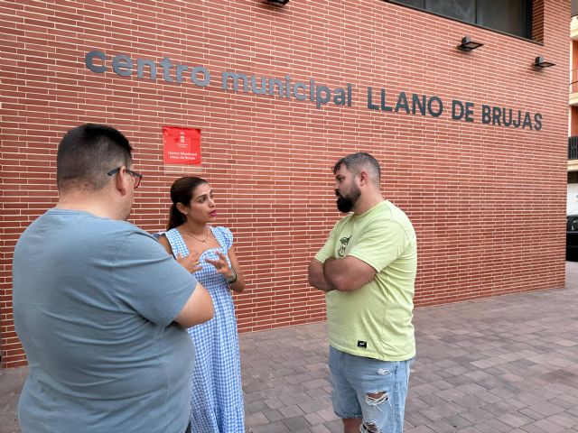 Llano de Brujas sigue esperando su centro municipal, mientras el PP lo mantiene cerrado desde hace año y medio