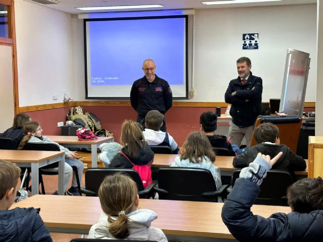 El Ayuntamiento de Murcia acerca la labor de los bomberos a los más peque&ntilde;os con una visita educativa al Parque del Infante
