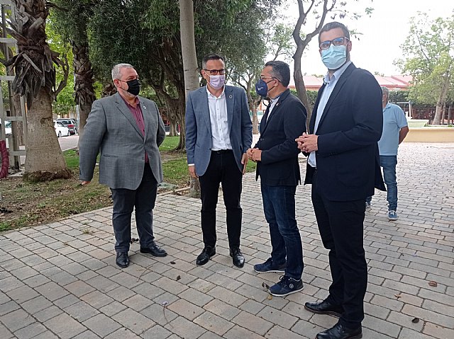 Fernando González (3º izq.) junto a miembros del PSRM-PSOE