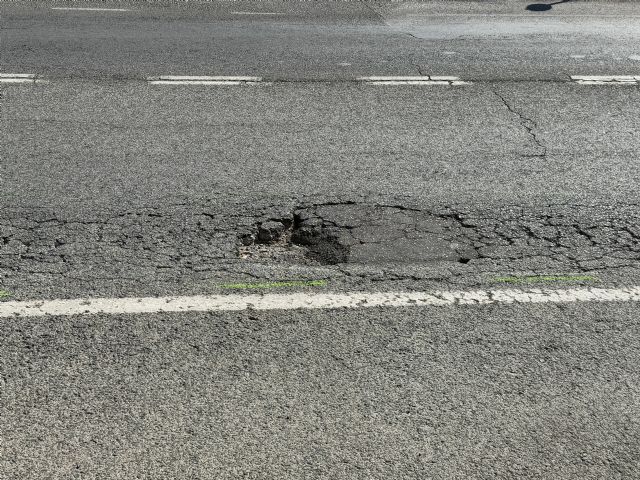 El PP promete arreglos en El Esparragal en tres días: cuatro meses después, los baches siguen ahí, poniendo en riesgo a los vecinos