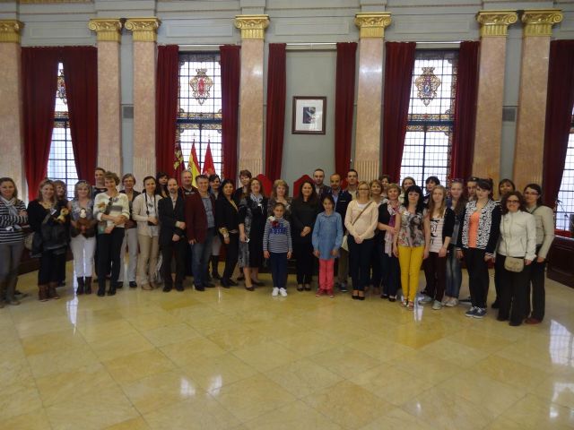 María Dolores Sánchez ofrece una recepción a estudiantes del CEIP Pedro Pérez Abadía que participan en un proyecto Comenius