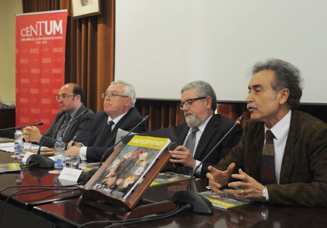 El consejero Pedro Antonio Sánchez destaca la contribución de la Universidad de Murcia al desarrollo regional en acto de revista del centenario