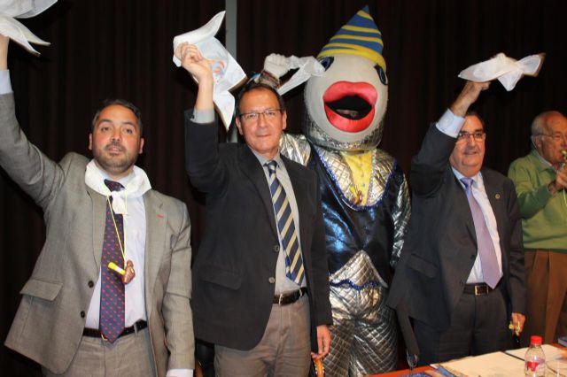 El Alcalde asiste a la presentación de la revista sardinera más 'madrugadora'